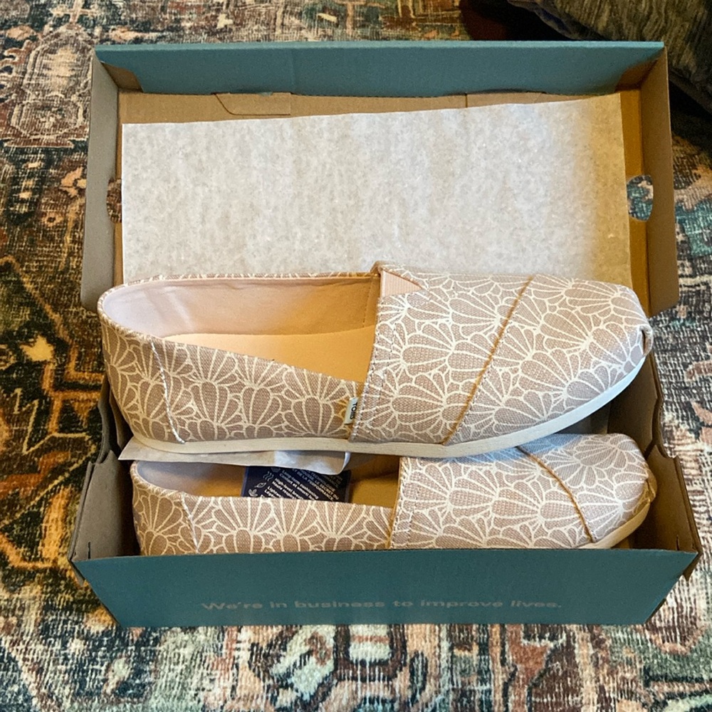 NWT TOMS women alpargata, size 8.5, light mauve with white seashell design